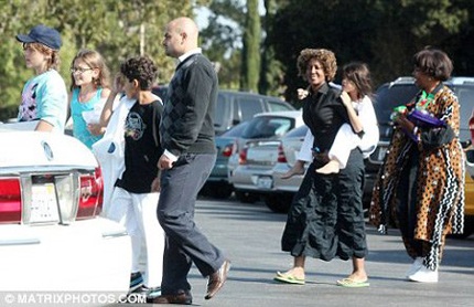 Mẹ Michael Jackson “đòi” tăng trợ cấp nuôi cháu nội - 2