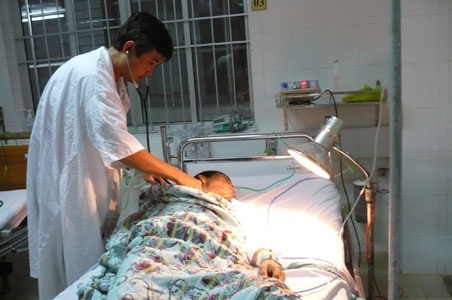 Một thanh niên bị tôm sống chui vào phế quản - 1 Một thanh niên bị tôm sống chui vào phế quản - 1