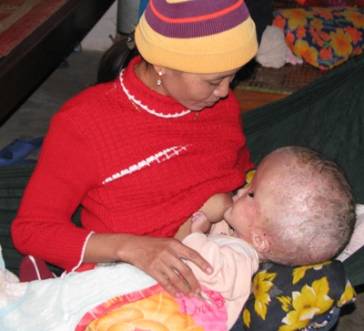 Mẹ chỉ biết nhìn con trong đau đớn, tuyệt vọng - 1