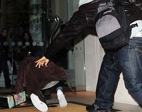 Amy Winehouse ngã nhào khi “buôn” điện thoại - 2 Amy Winehouse ngã nhào khi “buôn” điện thoại - 2