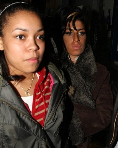 Amy Winehouse ngã nhào khi “buôn” điện thoại - 4 Amy Winehouse ngã nhào khi “buôn” điện thoại - 4