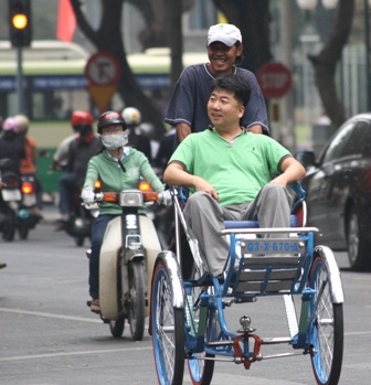 Sài Gòn bất ngờ có mưa xuân  - 1