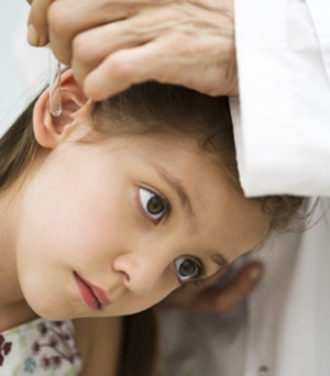 Tại sao trẻ lại bị đau tai phải vào ban đêm?
