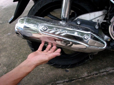 Nhiều trẻ đứt chân vì miếng inox trên pô xe - 2 Nhiều trẻ đứt chân vì miếng inox trên pô xe - 2