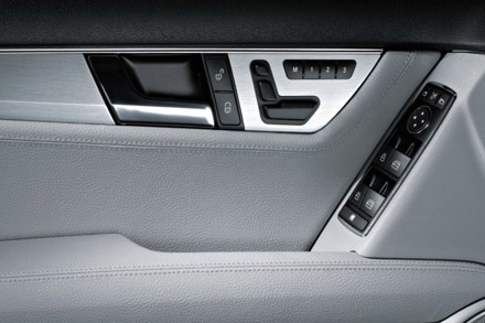 Mercedes Việt Nam ra mắt C300 phiên bản 2010 - 5 Mercedes Việt Nam ra mắt C300 phiên bản 2010 - 5