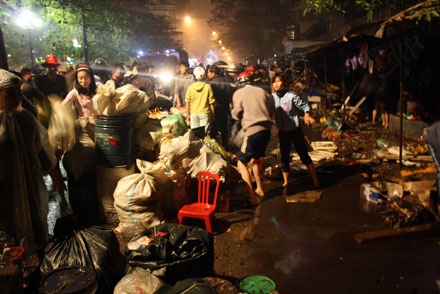 Cháy chợ tạm Hàng Da, hàng chục quầy hàng bị thiêu rụi - 4 Cháy chợ tạm Hàng Da, hàng chục quầy hàng bị thiêu rụi - 4