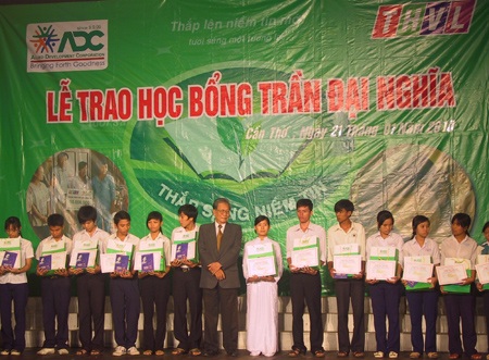 Trao 100 suất học bổng cho học sinh nghèo ở Cần Thơ - 1 Trao 100 suất học bổng cho học sinh nghèo ở Cần Thơ - 1