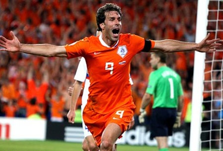 West Ham dùng lương “khủng” để ve vãn Van Nistelrooy - 1 West Ham dùng lương “khủng” để ve vãn Van Nistelrooy - 1