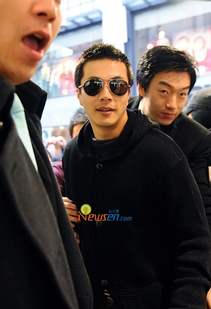 Ghé thăm cửa hàng mỹ phẩm của Kwon Sang Woo - 2