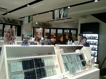 Ghé thăm cửa hàng mỹ phẩm của Kwon Sang Woo - 5