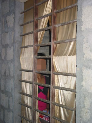 Vụ cha cưỡng hiếp con gái: Hai mẹ con vẫn đầy cơ cực - 1