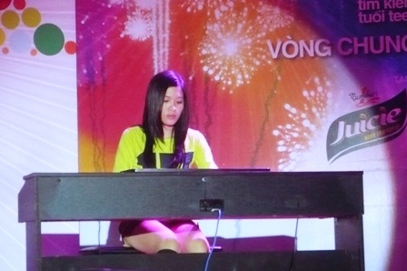 Thí sinh HotVteen lúng túng khi BGK “vặn vẹo” - 17