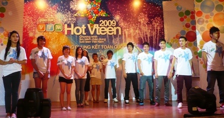 Thí sinh HotVteen lúng túng khi BGK “vặn vẹo” - 1