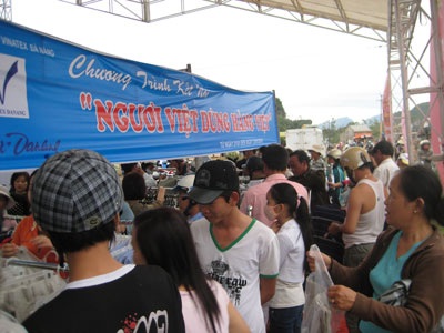 Hàng Việt rầm rộ về nông thôn trong phiên chợ Tết - 2 Hàng Việt rầm rộ về nông thôn trong phiên chợ Tết - 2