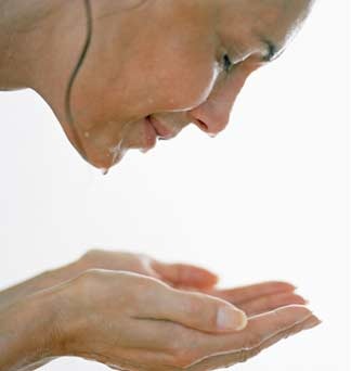 6 lỗi phái đẹp thường mắc khi chăm sóc da - 1