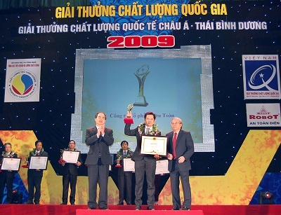 Hữu Toàn nhận “giải vàng chất lượng quốc gia 2009” - 1