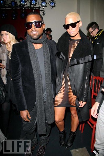 “Bồ” Kanye West lại gây sốc bằng váy áo - 1