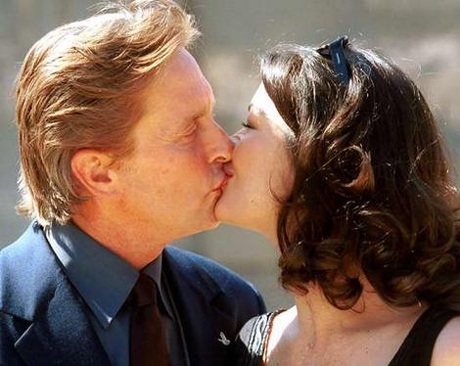Vì vợ trẻ, Michael Douglas dùng “thuốc tăng lực” - 3 Vì vợ trẻ, Michael Douglas dùng “thuốc tăng lực” - 3