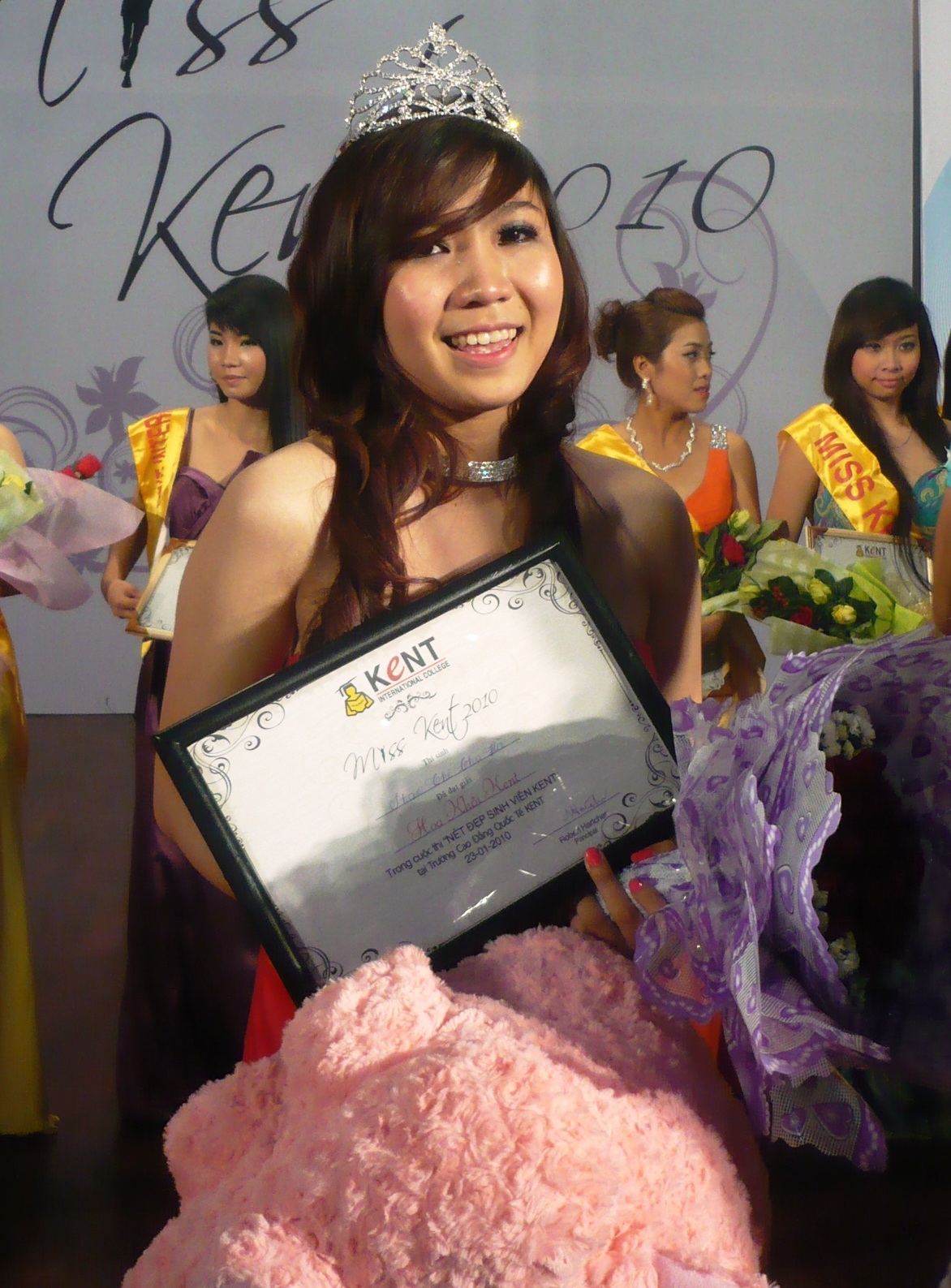 Thu Hà bất ngờ “ẵm” ngôi Hoa khôi trường Quốc tế Úc - 2