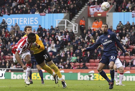 Stoke City khiến Arsenal rời FA Cup trong tủi hổ - 2