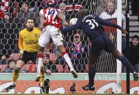 Stoke City khiến Arsenal rời FA Cup trong tủi hổ - 3