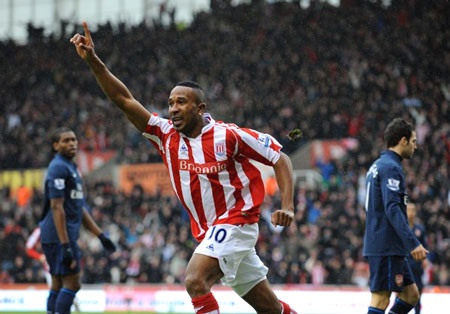 Stoke City khiến Arsenal rời FA Cup trong tủi hổ - 1