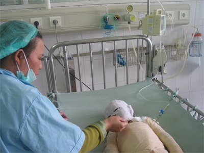 Ngằn ngặt tiếng khóc của bé 3 tuổi bị bỏng toàn thân - 2 Ngằn ngặt tiếng khóc của bé 3 tuổi bị bỏng toàn thân - 2