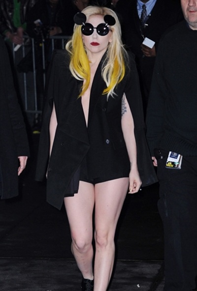 Lady Gaga nhuộm tóc vàng chóe - 11