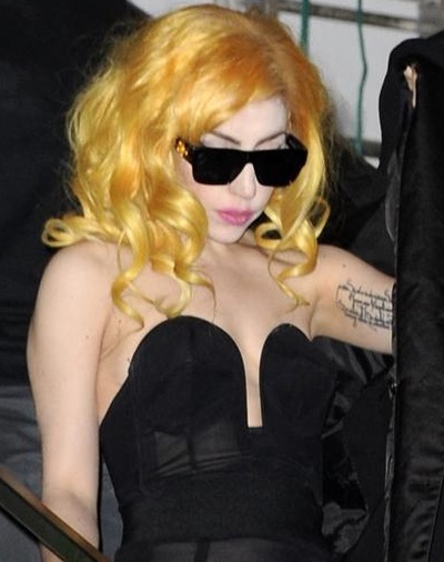 Lady Gaga nhuộm tóc vàng chóe - 1