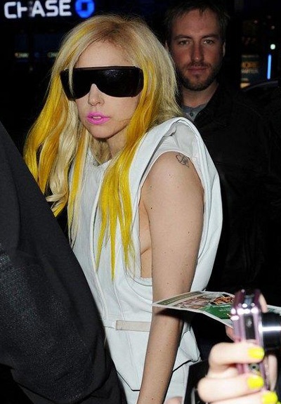 Lady Gaga nhuộm tóc vàng chóe - 2