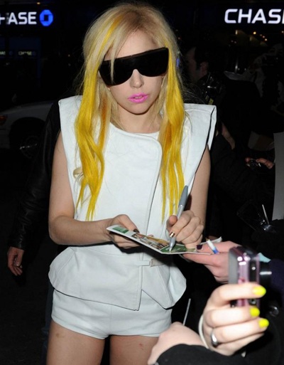 Lady Gaga nhuộm tóc vàng chóe - 4