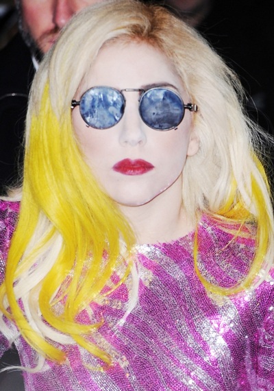 Lady Gaga nhuộm tóc vàng chóe - 9
