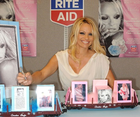 “Quả bom sex” giới thiệu nước hoa mới - 3