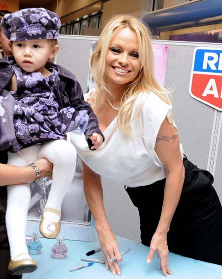 “Quả bom sex” giới thiệu nước hoa mới - 5