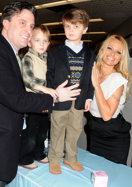 “Quả bom sex” giới thiệu nước hoa mới - 6