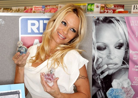 “Quả bom sex” giới thiệu nước hoa mới - 7