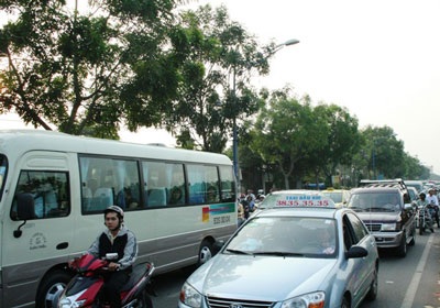 Rơi thùng container, hàng trăm lít dầu “tưới” ra đường - 2 Rơi thùng container, hàng trăm lít dầu “tưới” ra đường - 2