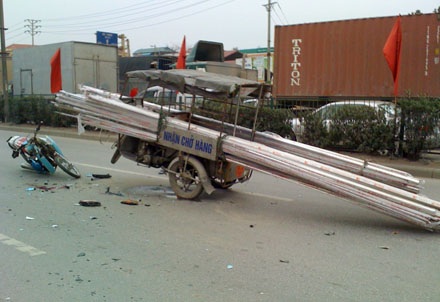 Xe ba bánh đi ngược chiều, đấu đầu xe máy - 1 Xe ba bánh đi ngược chiều, đấu đầu xe máy - 1
