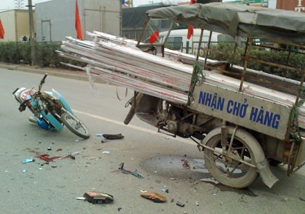 Xe ba bánh đi ngược chiều, đấu đầu xe máy - 2 Xe ba bánh đi ngược chiều, đấu đầu xe máy - 2