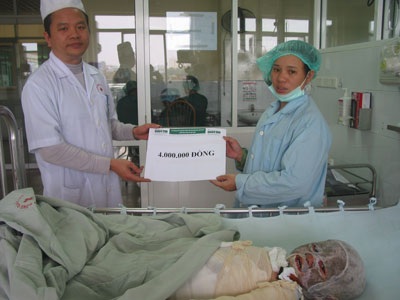 Gần 30 triệu đồng đến với bé 3 tuổi bị bỏng toàn thân - 4 Gần 30 triệu đồng đến với bé 3 tuổi bị bỏng toàn thân - 4