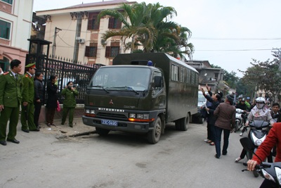 Vụ “hiệu trưởng mua dâm học sinh”: “Nóng” cả trong và ngoài phiên tòa - 1