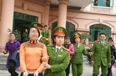 Vụ “hiệu trưởng mua dâm học sinh”: “Nóng” cả trong và ngoài phiên tòa - 2