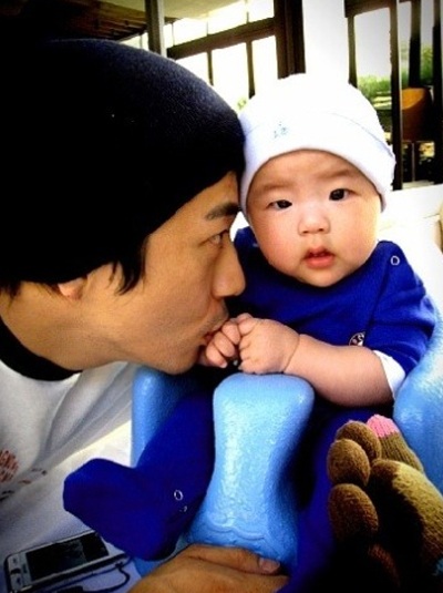 Kwon Sang Woo “khoe” con trai cưng và vợ - 2 Kwon Sang Woo “khoe” con trai cưng và vợ - 2