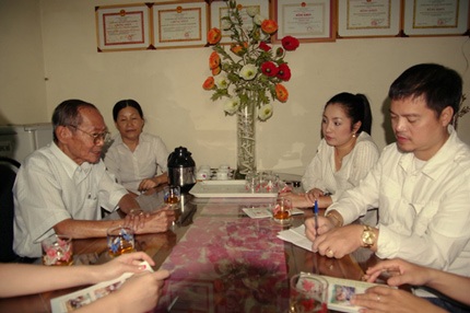 Sau đám cưới, vợ chồng Thúy Nga làm từ thiện - 2 Sau đám cưới, vợ chồng Thúy Nga làm từ thiện - 2