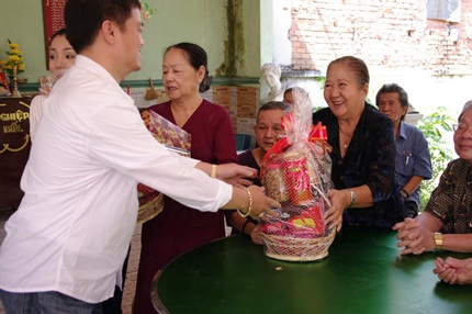 Sau đám cưới, vợ chồng Thúy Nga làm từ thiện - 7 Sau đám cưới, vợ chồng Thúy Nga làm từ thiện - 7