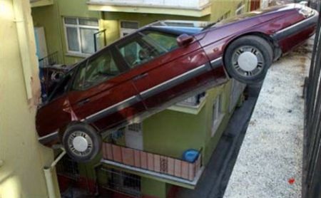 Những tai nạn kỳ quặc với xe hơi (2) - 1