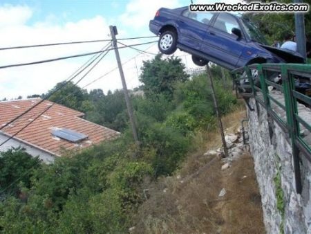 Những tai nạn kỳ quặc với xe hơi (2) - 2