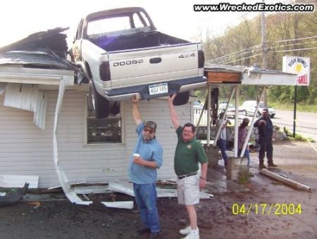 Những tai nạn kỳ quặc với xe hơi (2) - 4