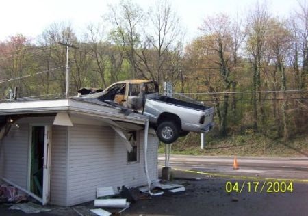 Những tai nạn kỳ quặc với xe hơi (2) - 3