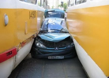 Những tai nạn kỳ quặc với xe hơi (2) - 6